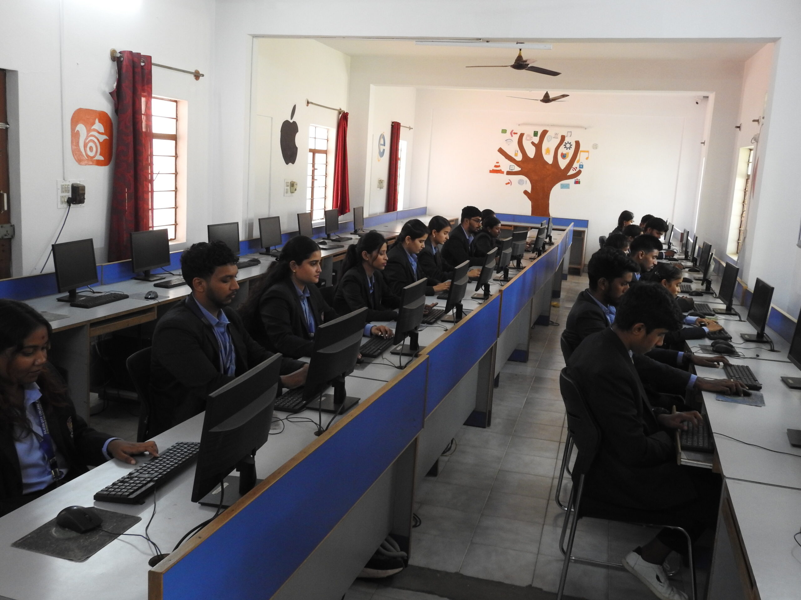 Computer laboratory at one of the top BCom colleges in Bangalore supporting accounting software and business analytics learning.